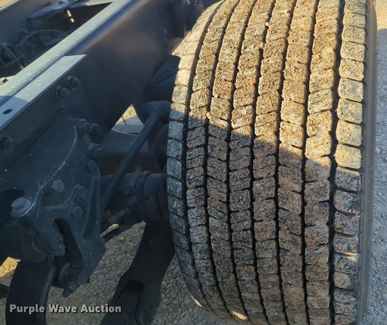 image for item EQ2474 2019 Kenworth T680 semi truck