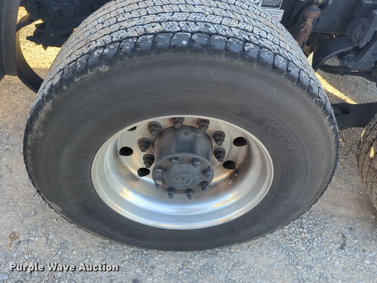 image for item EQ2474 2019 Kenworth T680 semi truck