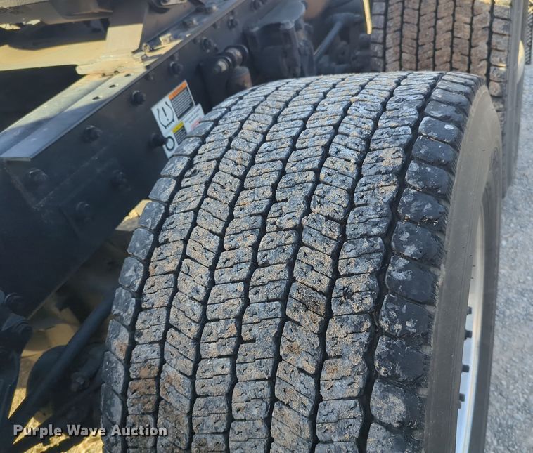 image for item EQ2474 2019 Kenworth T680 semi truck