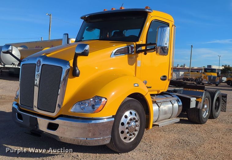 image for item EQ2476 2022 Kenworth T680 semi truck