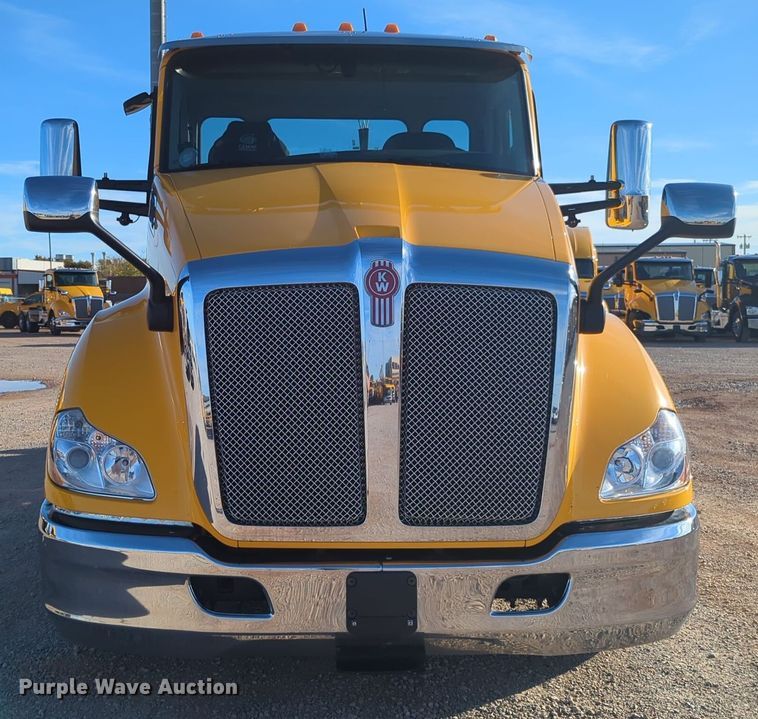 image for item EQ2476 2022 Kenworth T680 semi truck