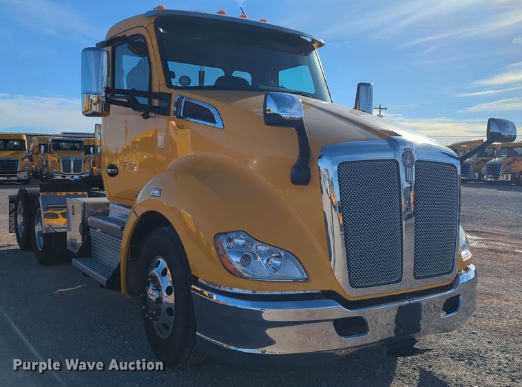 image for item EQ2476 2022 Kenworth T680 semi truck