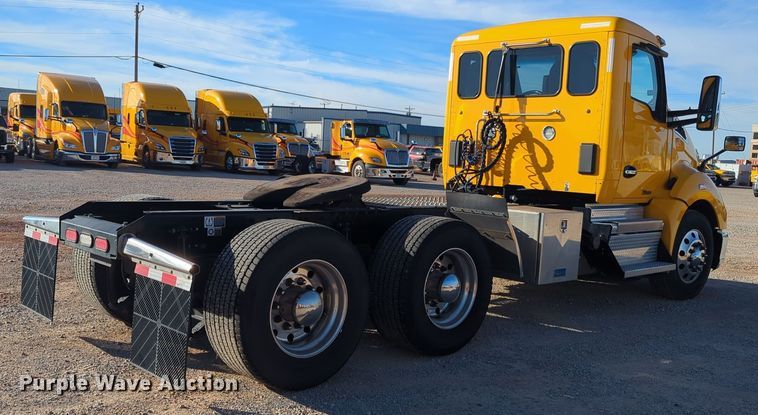 image for item EQ2476 2022 Kenworth T680 semi truck
