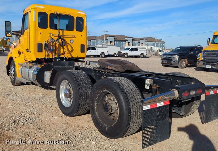 image for item EQ2476 2022 Kenworth T680 semi truck