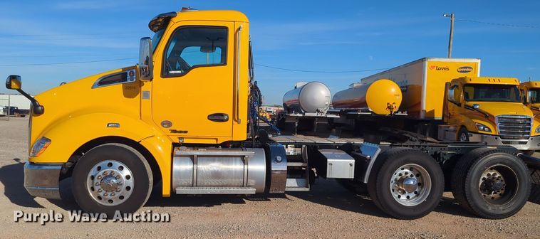 image for item EQ2476 2022 Kenworth T680 semi truck