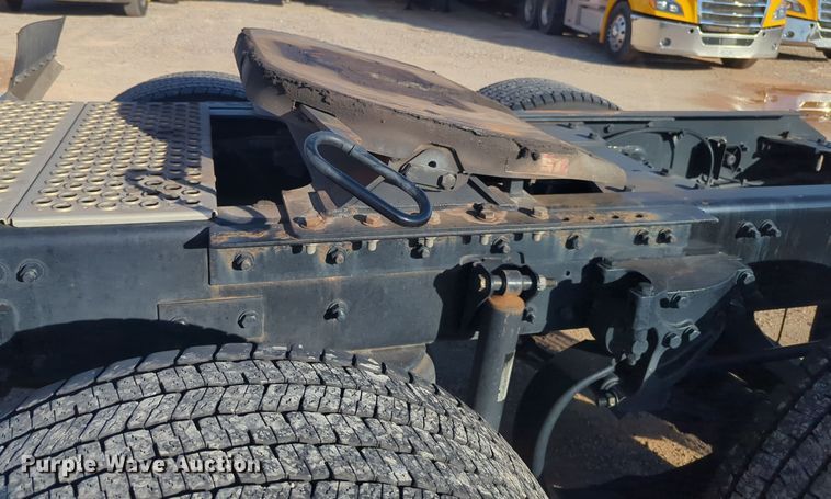 image for item EQ2476 2022 Kenworth T680 semi truck