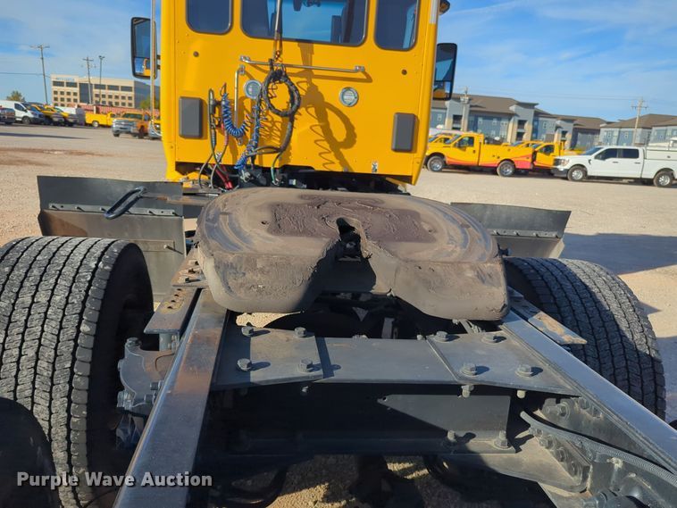 image for item EQ2476 2022 Kenworth T680 semi truck