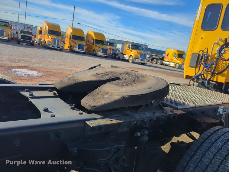 image for item EQ2476 2022 Kenworth T680 semi truck