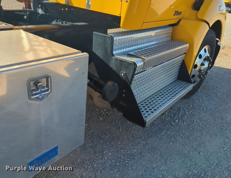 image for item EQ2476 2022 Kenworth T680 semi truck