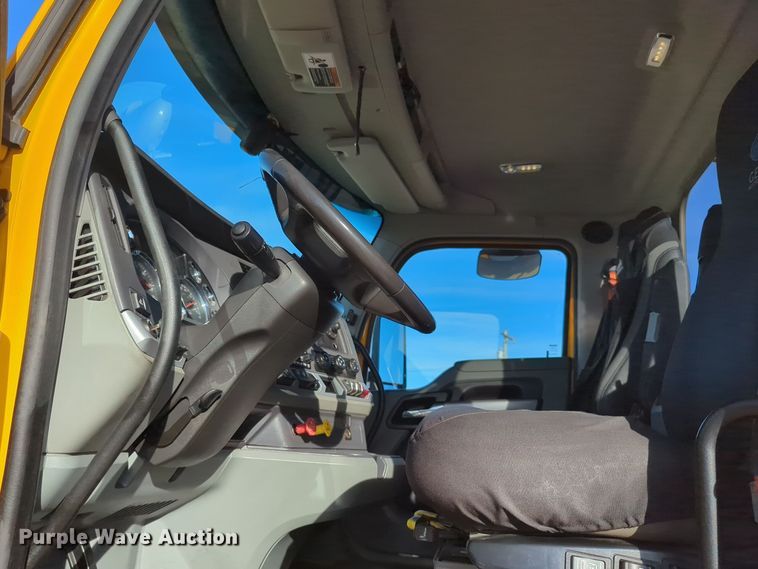 image for item EQ2476 2022 Kenworth T680 semi truck