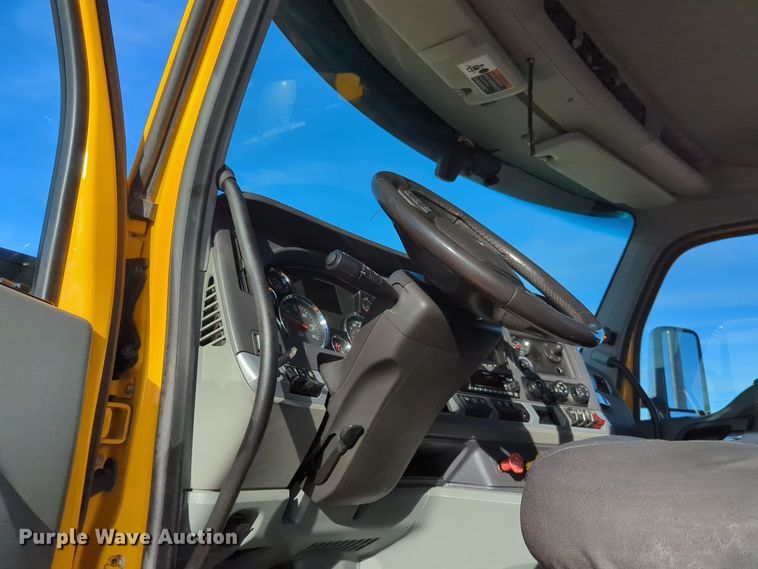 image for item EQ2476 2022 Kenworth T680 semi truck