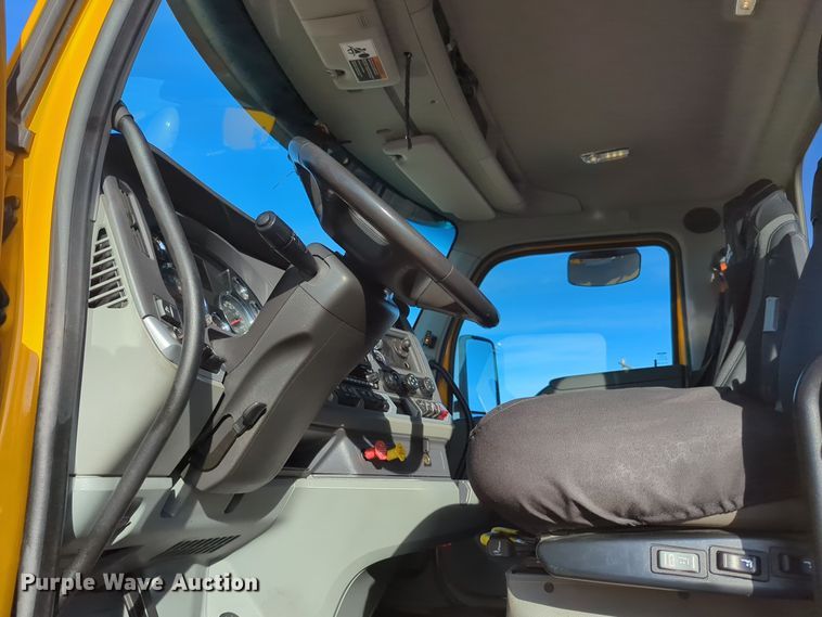 image for item EQ2476 2022 Kenworth T680 semi truck