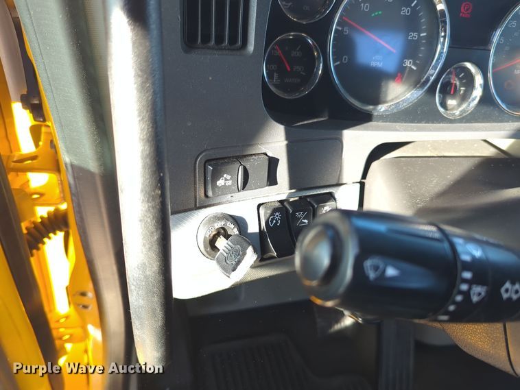 image for item EQ2476 2022 Kenworth T680 semi truck