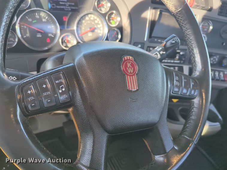 image for item EQ2476 2022 Kenworth T680 semi truck