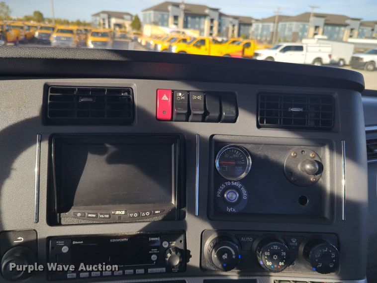 image for item EQ2476 2022 Kenworth T680 semi truck
