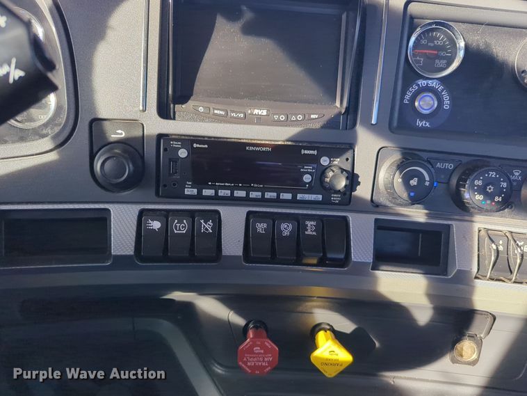 image for item EQ2476 2022 Kenworth T680 semi truck