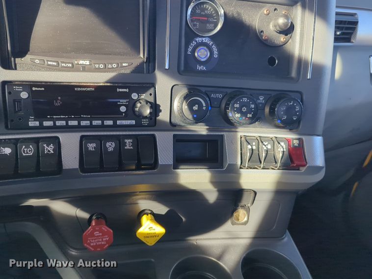 image for item EQ2476 2022 Kenworth T680 semi truck