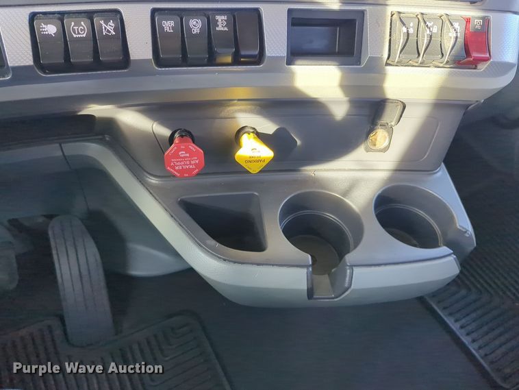 image for item EQ2476 2022 Kenworth T680 semi truck