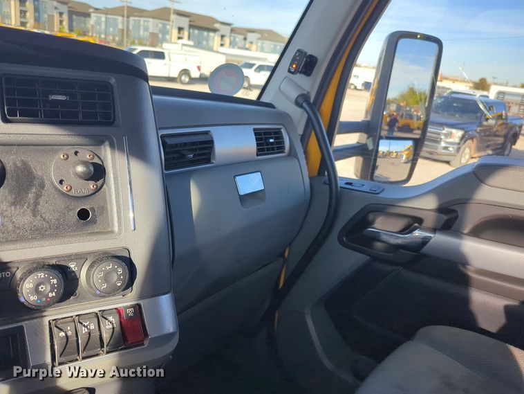 image for item EQ2476 2022 Kenworth T680 semi truck