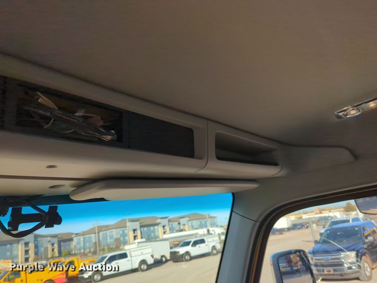 image for item EQ2476 2022 Kenworth T680 semi truck