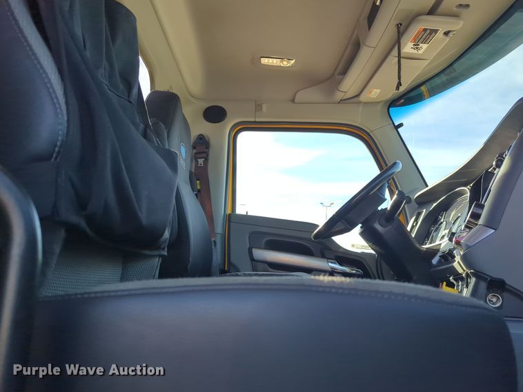 image for item EQ2476 2022 Kenworth T680 semi truck