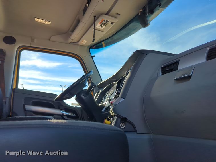 image for item EQ2476 2022 Kenworth T680 semi truck