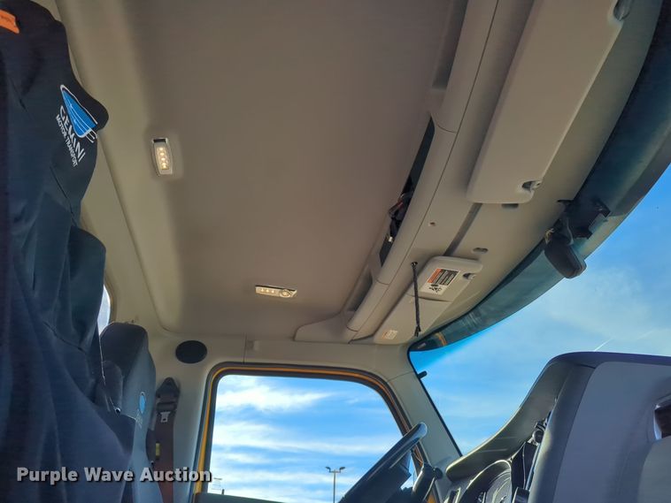 image for item EQ2476 2022 Kenworth T680 semi truck