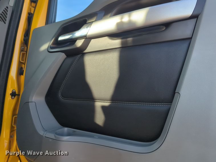 image for item EQ2476 2022 Kenworth T680 semi truck