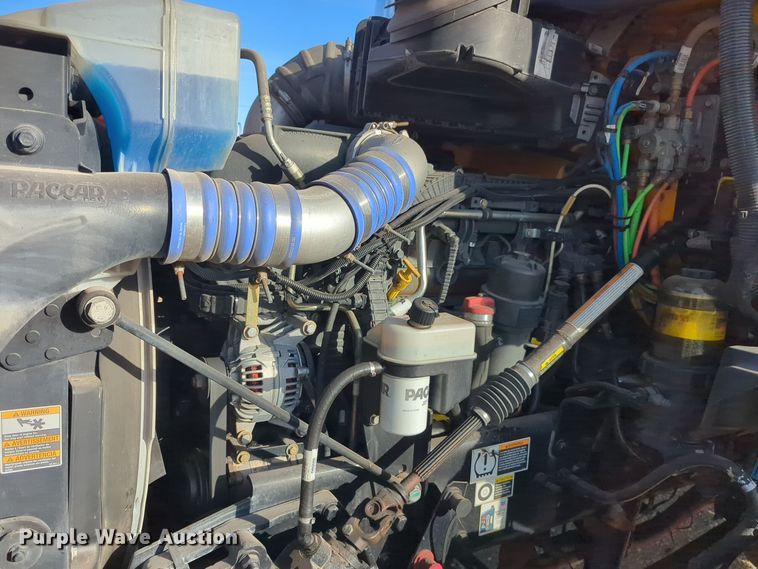 image for item EQ2476 2022 Kenworth T680 semi truck