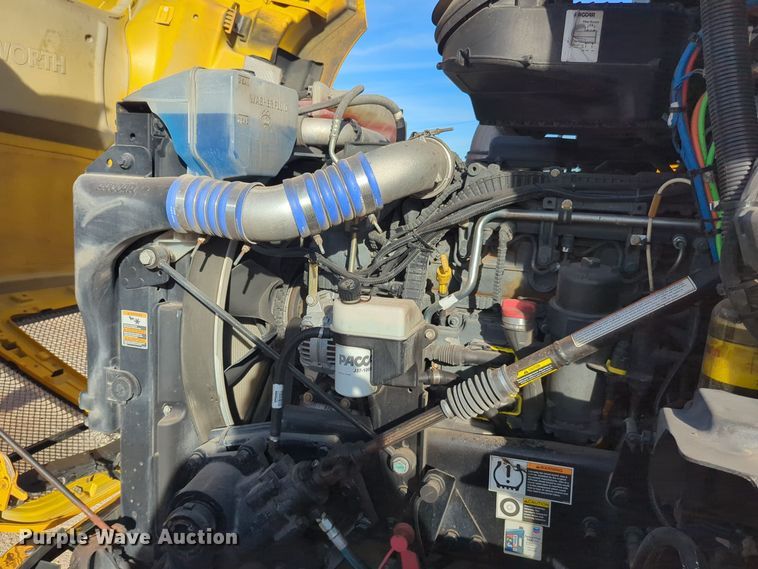 image for item EQ2476 2022 Kenworth T680 semi truck