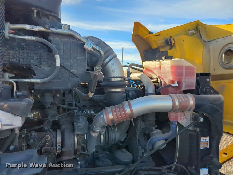 image for item EQ2476 2022 Kenworth T680 semi truck