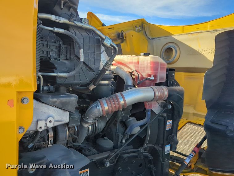 image for item EQ2476 2022 Kenworth T680 semi truck