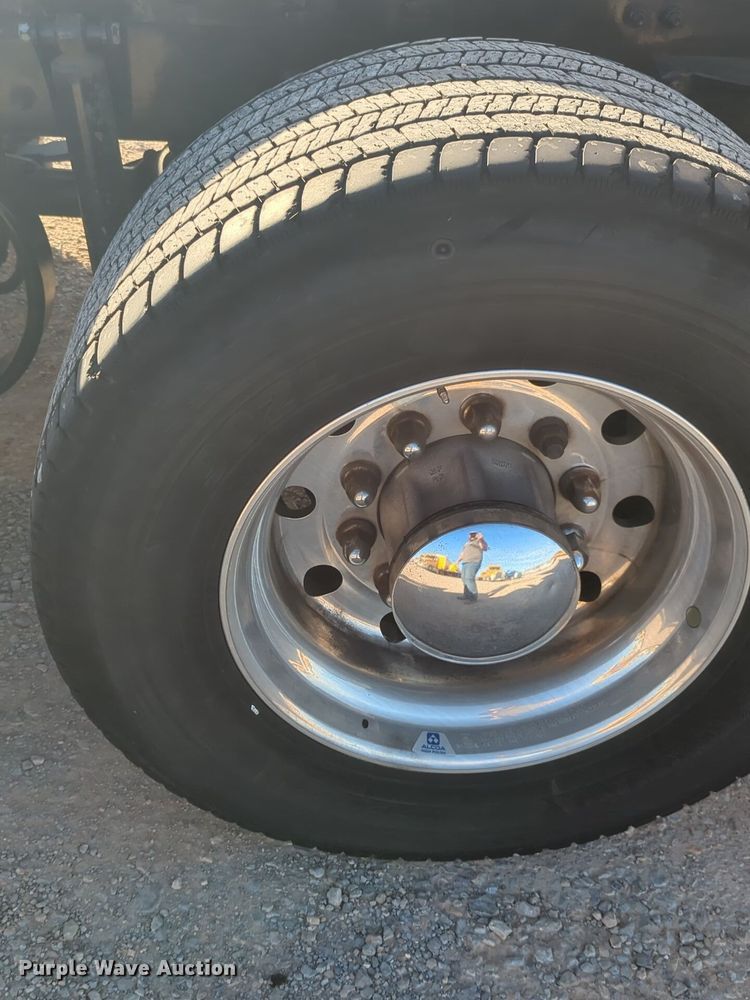 image for item EQ2476 2022 Kenworth T680 semi truck