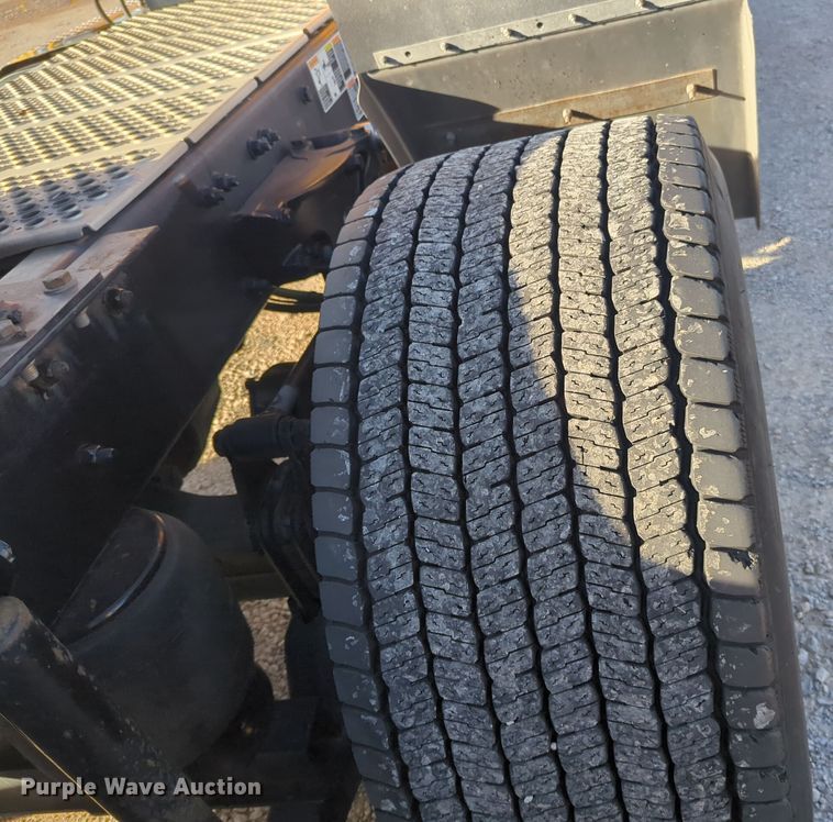 image for item EQ2476 2022 Kenworth T680 semi truck