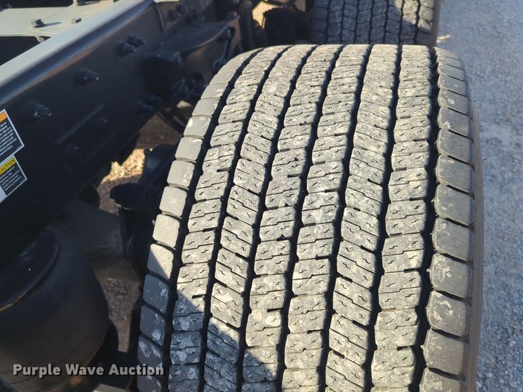 image for item EQ2476 2022 Kenworth T680 semi truck