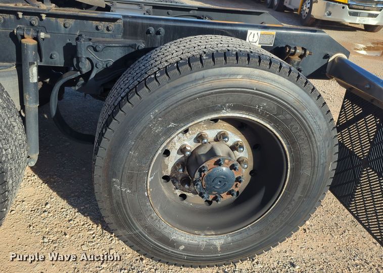 image for item EQ2476 2022 Kenworth T680 semi truck