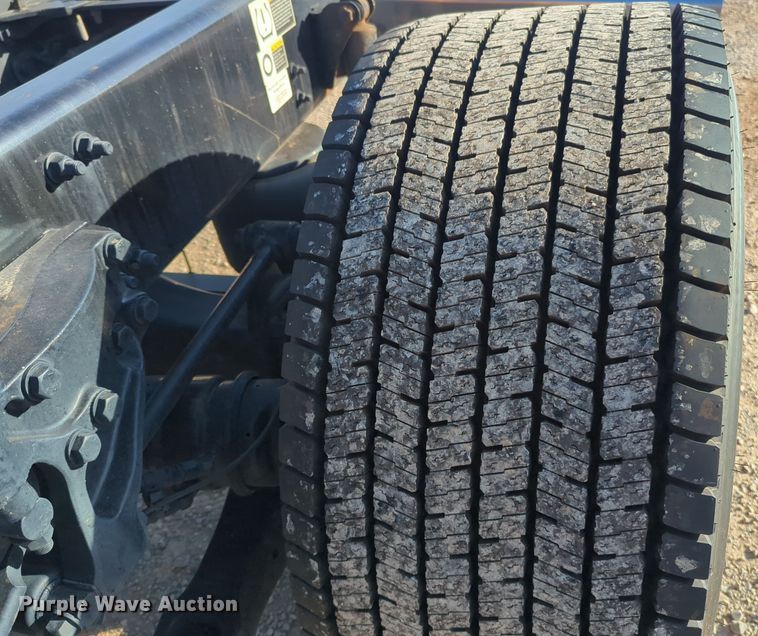 image for item EQ2476 2022 Kenworth T680 semi truck