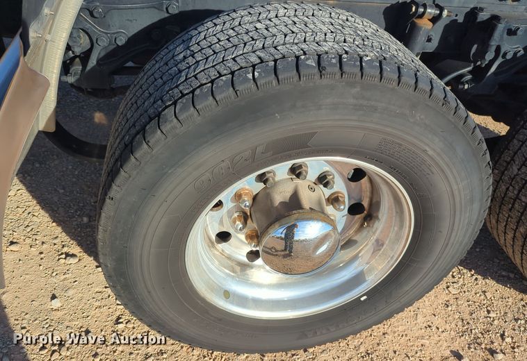 image for item EQ2476 2022 Kenworth T680 semi truck