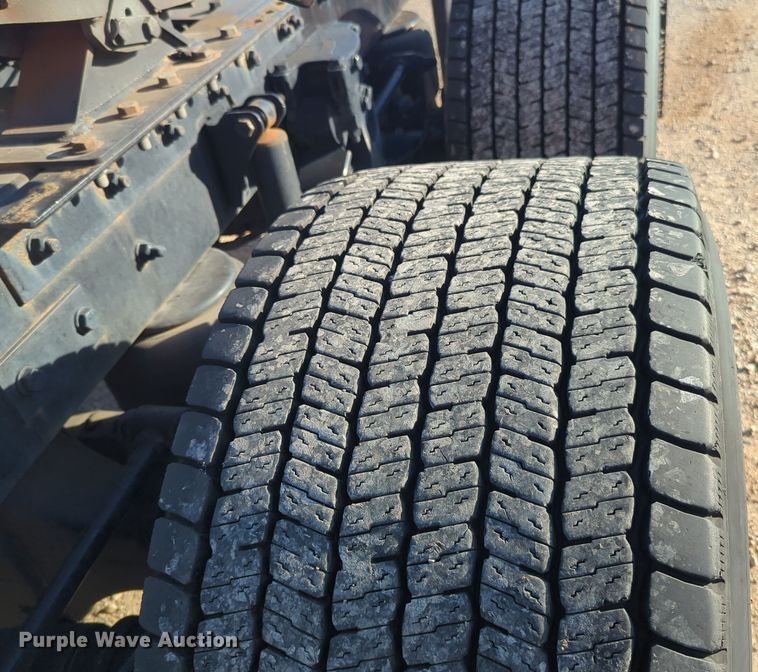 image for item EQ2476 2022 Kenworth T680 semi truck