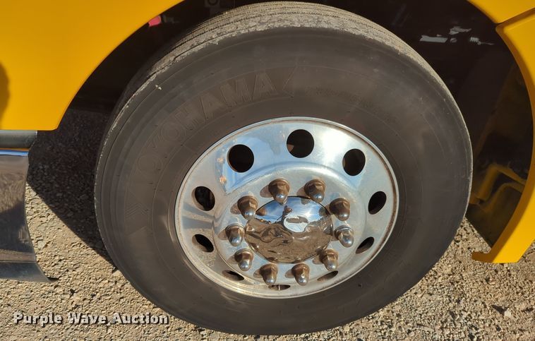 image for item EQ2476 2022 Kenworth T680 semi truck