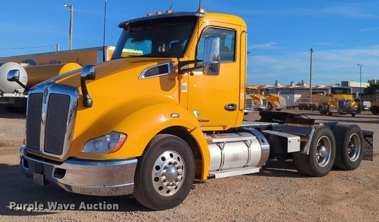 image for item EQ2478 2021 Kenworth T680 semi truck