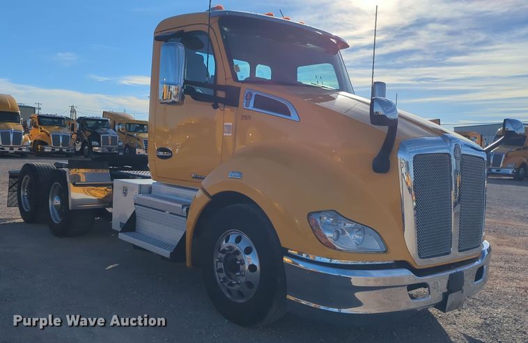 image for item EQ2478 2021 Kenworth T680 semi truck