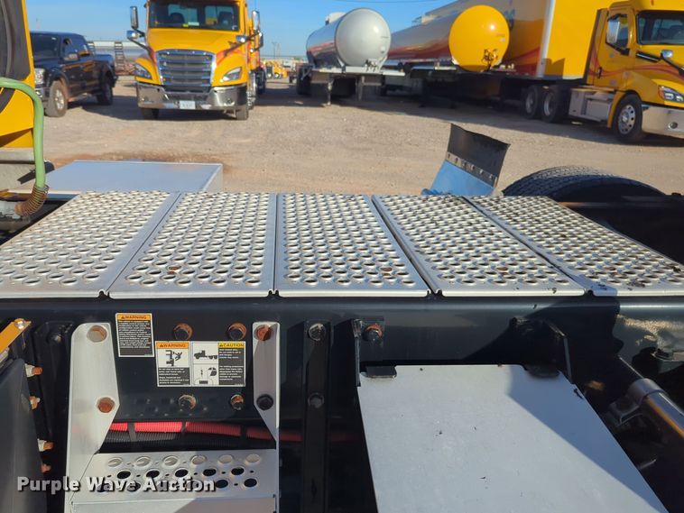 image for item EQ2478 2021 Kenworth T680 semi truck