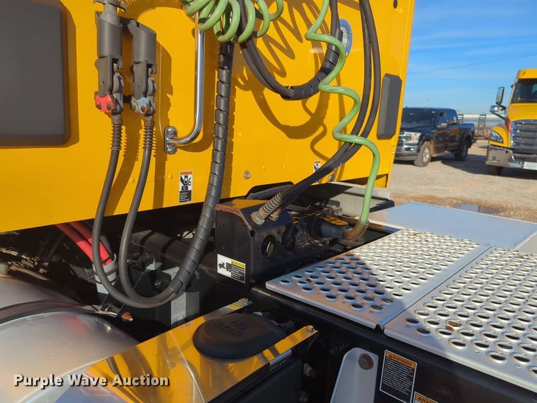 image for item EQ2478 2021 Kenworth T680 semi truck