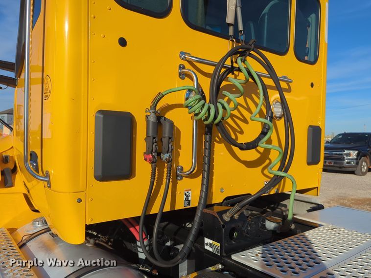 image for item EQ2478 2021 Kenworth T680 semi truck