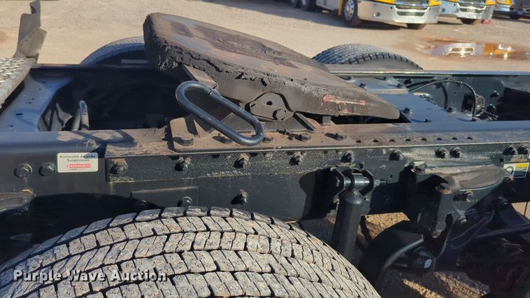 image for item EQ2478 2021 Kenworth T680 semi truck