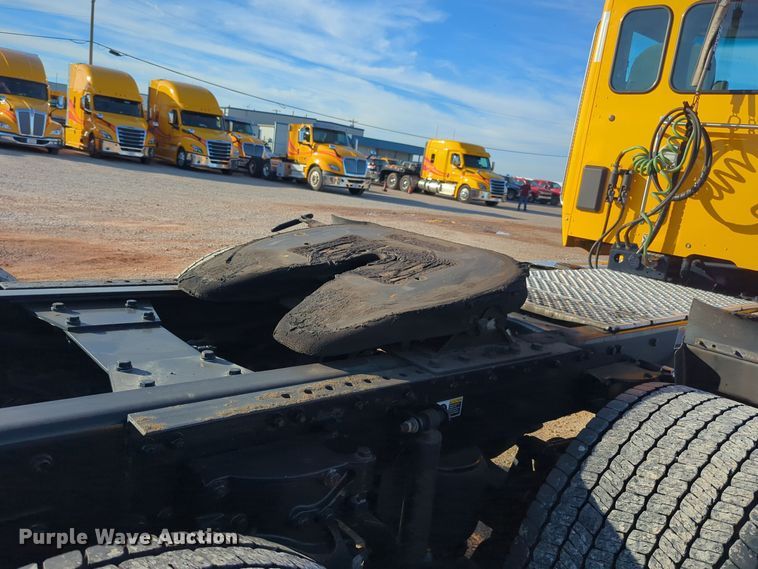 image for item EQ2478 2021 Kenworth T680 semi truck