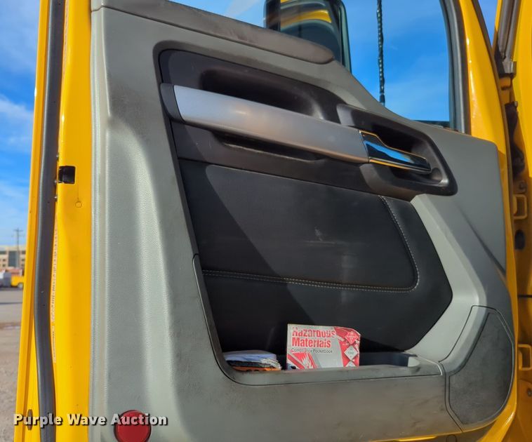 image for item EQ2478 2021 Kenworth T680 semi truck