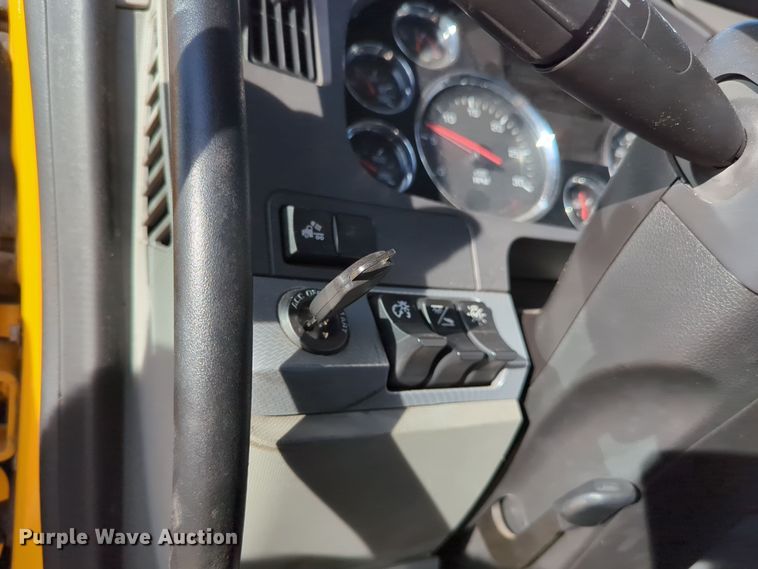 image for item EQ2478 2021 Kenworth T680 semi truck