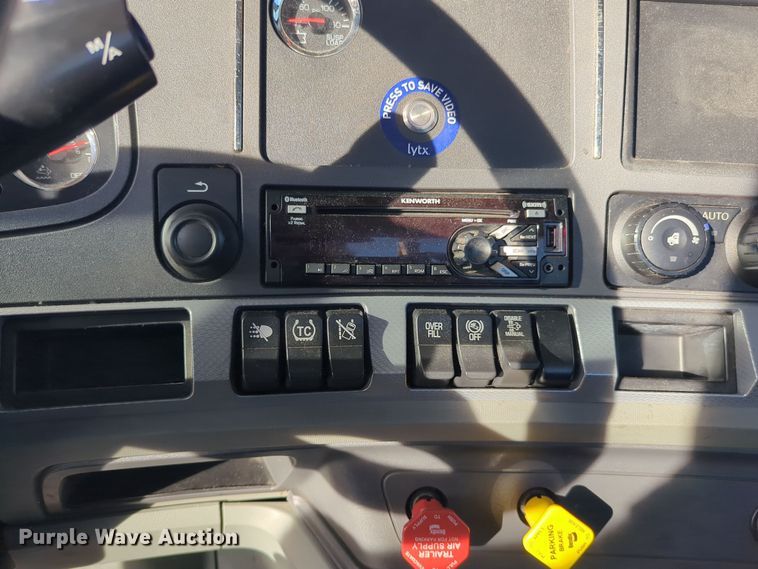 image for item EQ2478 2021 Kenworth T680 semi truck